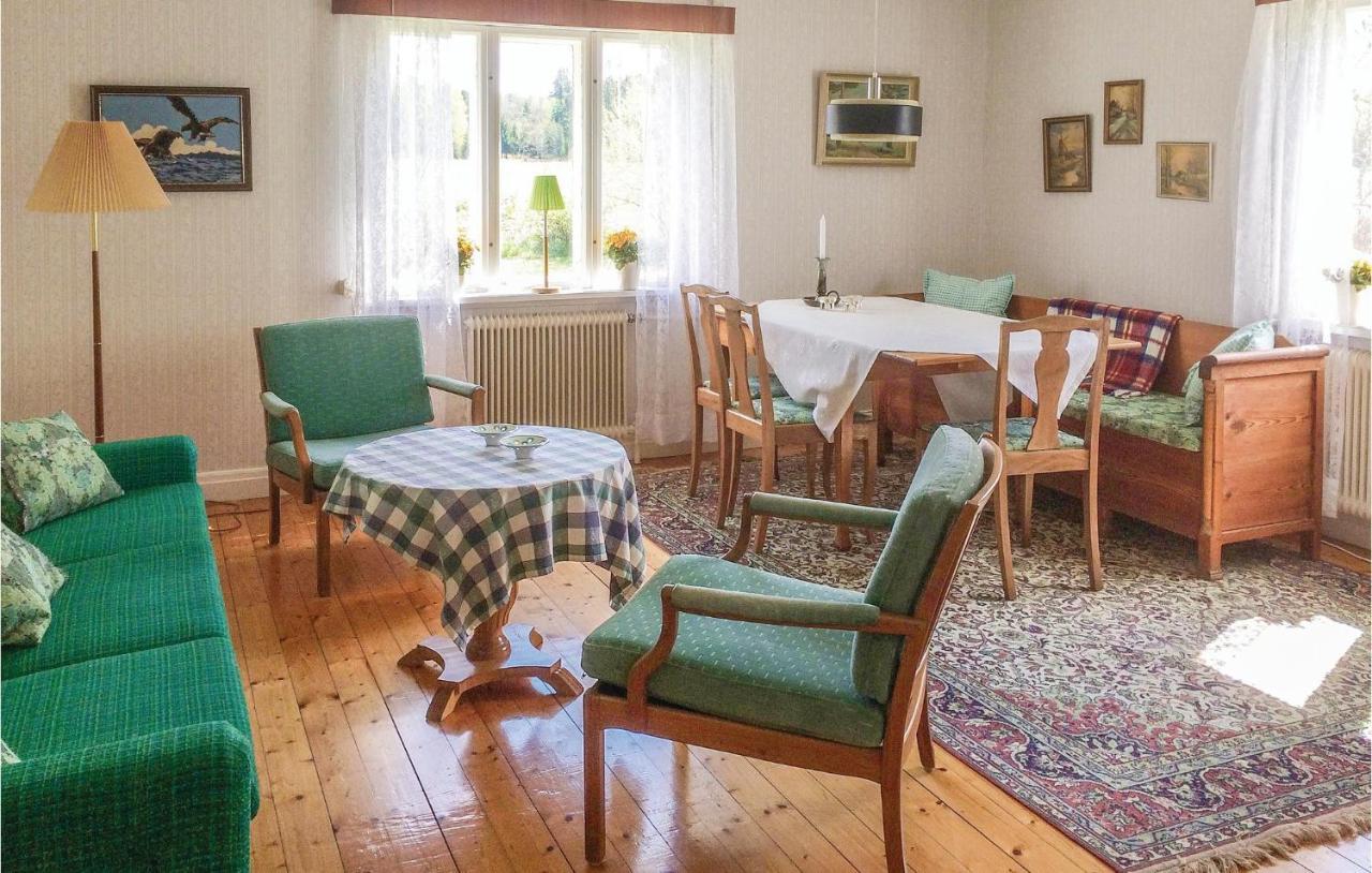 1 Bedroom Beautiful Home In Lidkoeping Sjövik Kültér fotó