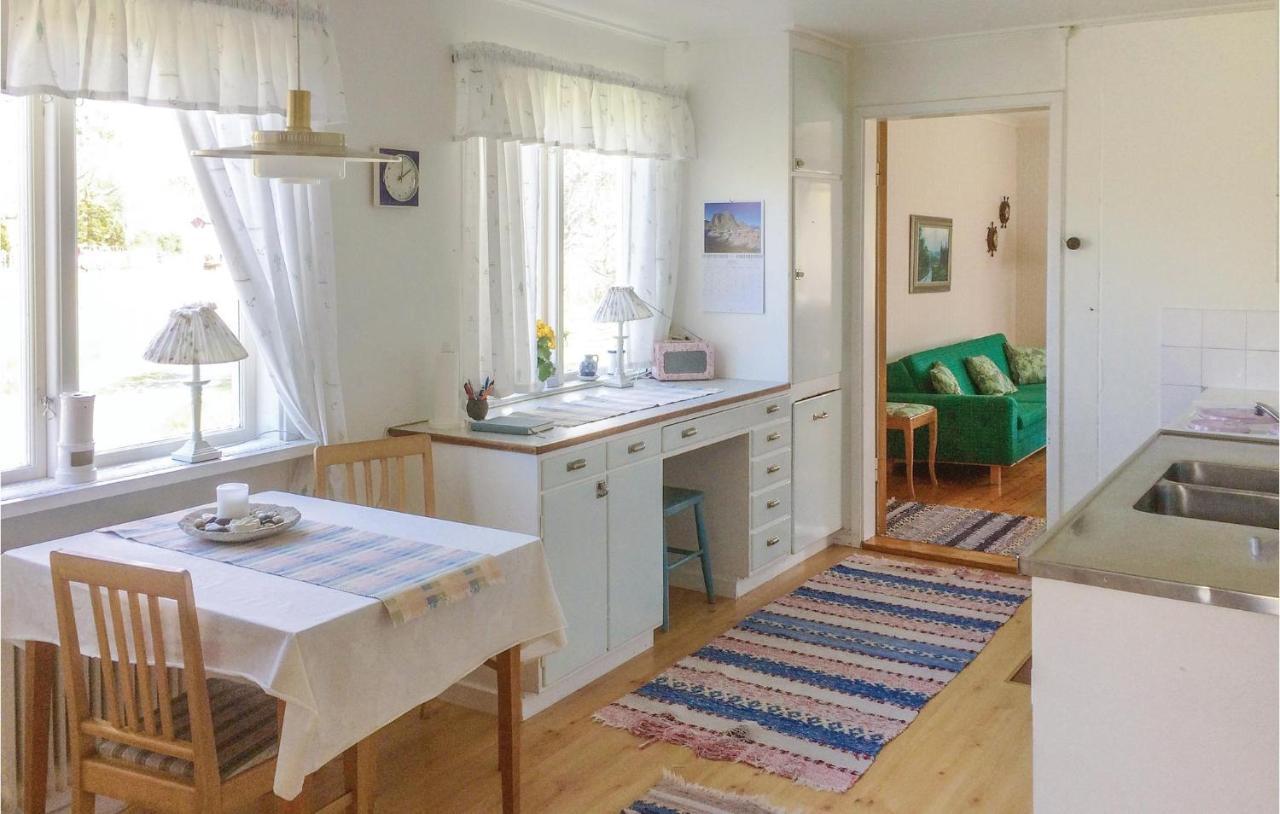 1 Bedroom Beautiful Home In Lidkoeping Sjövik Kültér fotó
