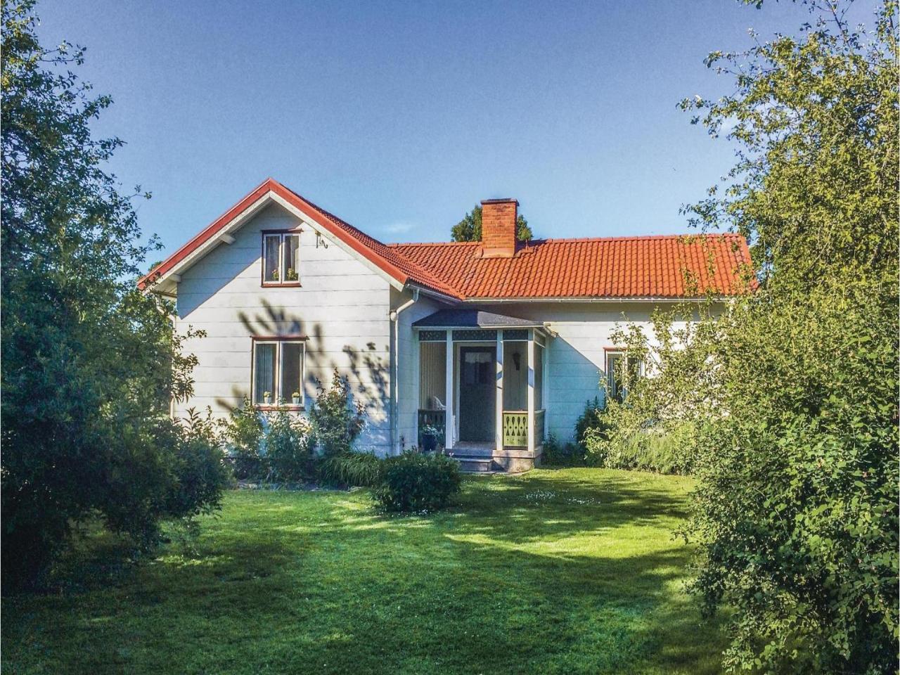 1 Bedroom Beautiful Home In Lidkoeping Sjövik Kültér fotó